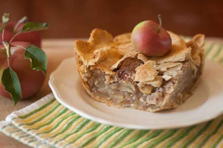 Easy Apple Pie Recipe makes this comfort food fall favorite a breeze to make when company is coming over. No hassle apple pie recipe is perfect for the new baker.