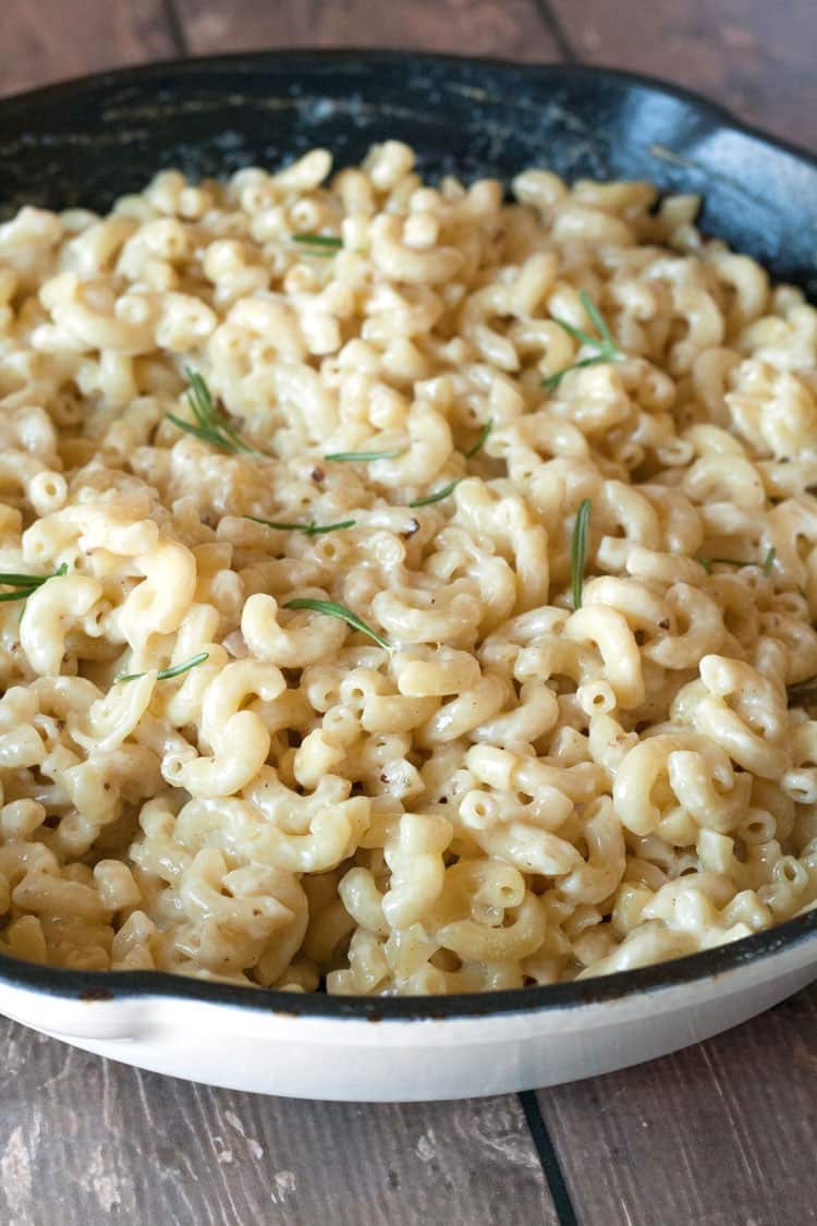 white mac and cheese in white cast iron pan