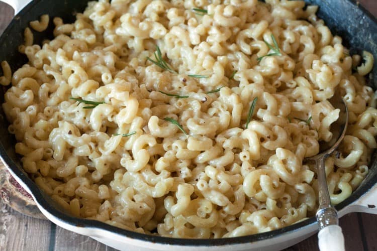 white mac and cheese in white cast iron pan