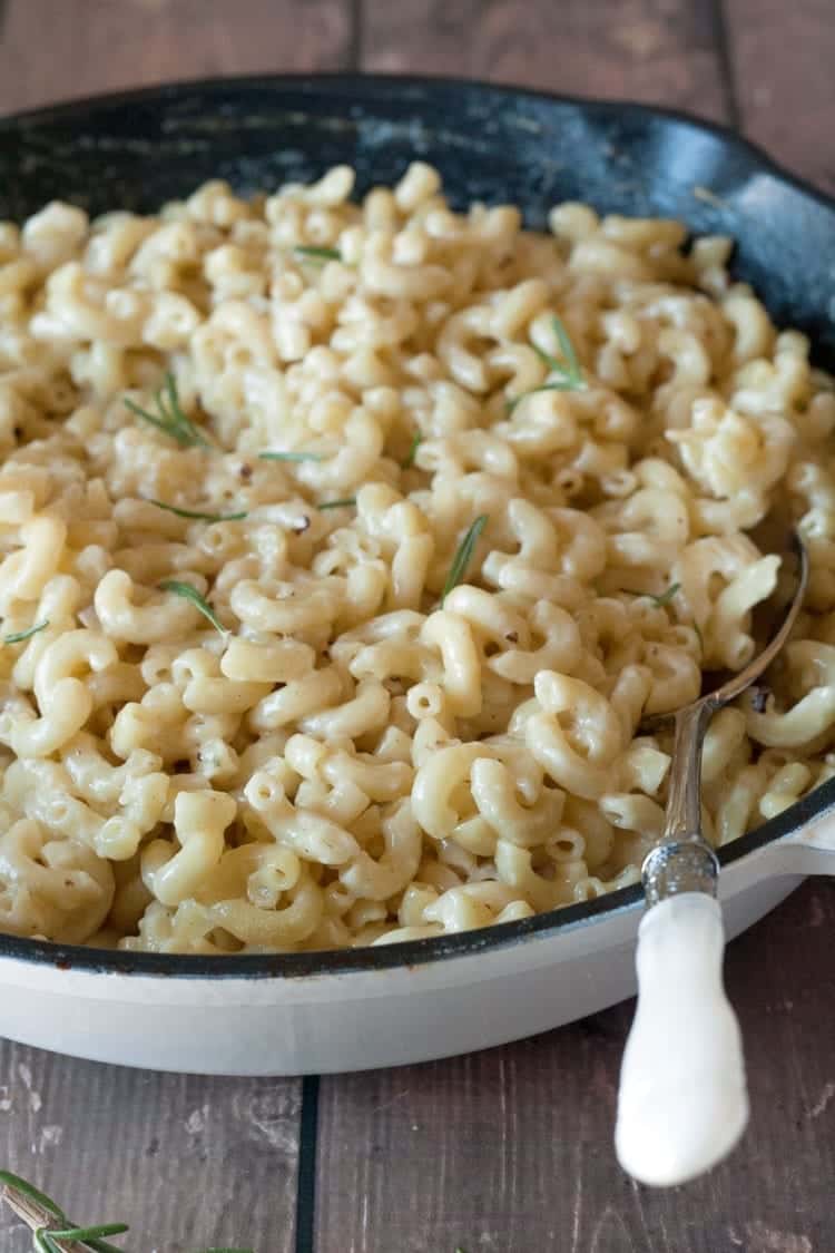 white mac and cheese in white cast iron pan