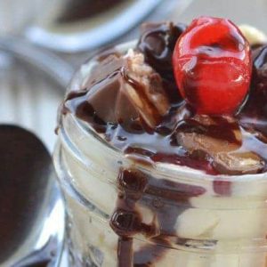 No Bake Mason Jars Recipes like this Snickers Cheesecake Parfait are easy to make and a delicious snack to serve with little prep time.