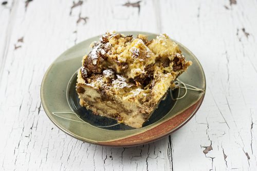 An easy and delicious bread pudding recipe for your crockpot, full of eggs, cream, cinnamon, panettone , and brandy. Don't forget the brandy!