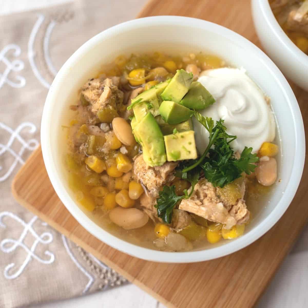 https://allshecooks.com/wp-content/uploads/2017/01/white-chicken-chili-slow-cooker-1200px.jpg