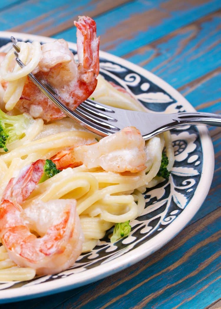 Enjoy this easy shrimp pasta recipe. Simple recipe with creamy pasta, shrimp and some broccoli. The sauce mixes up quickly and is so tasty. Shrimp-linguinie