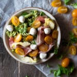 Permalink to: Pesto Pasta Salad with Artichokes, Proscuitto and Mozzarella An easy recipe for pesto pasta salad using homemade pesto, mozzarella, artichokes and prosciutto. An easy summer dinner ready in no time