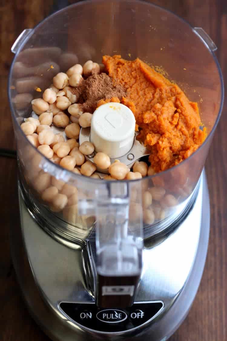 making pumpkin hummus in the blender
