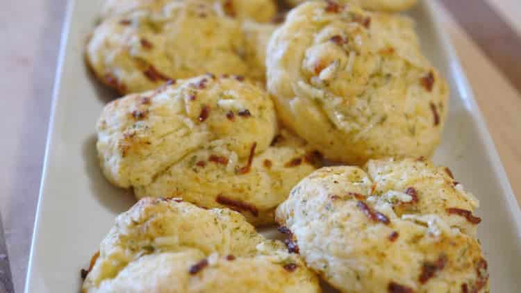 Garlic Knots- A Quick and Easy From Scratch Recipe