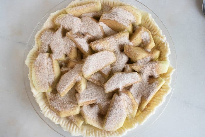 apples in pie crust with cinnamon and sugar over them