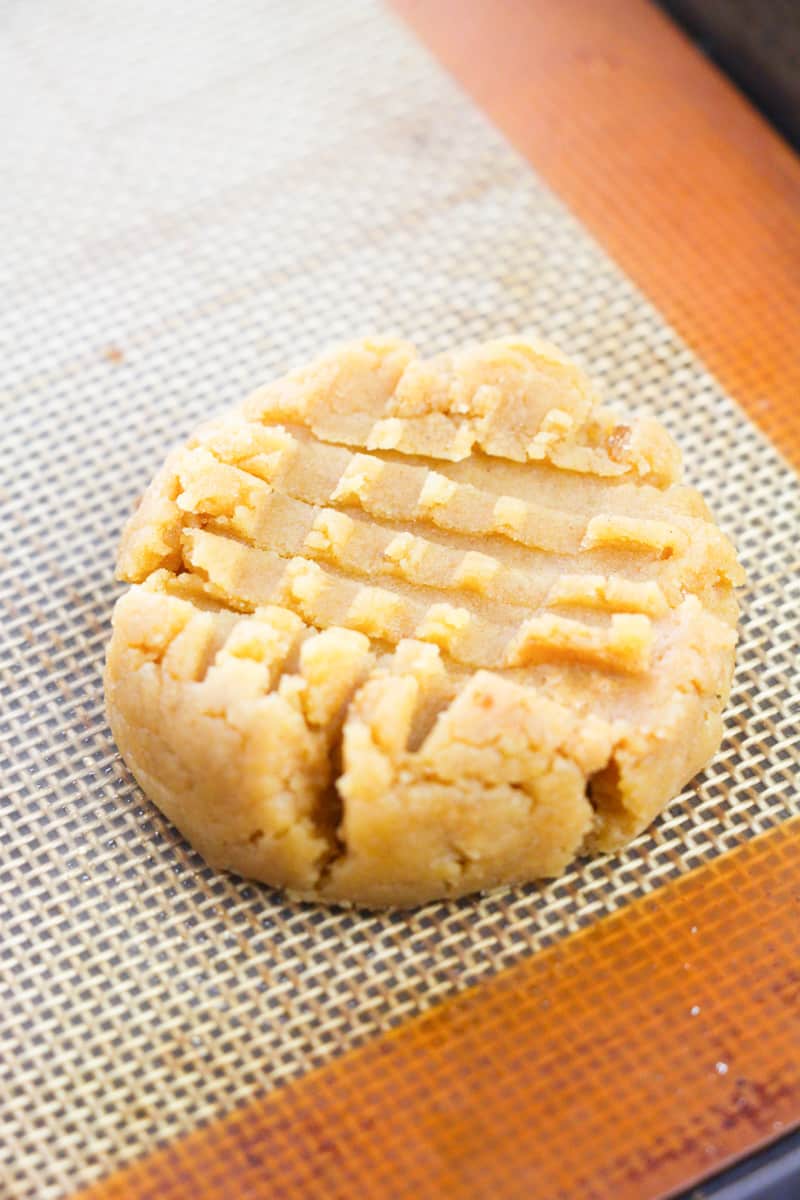 old-fashioned peanut butter cookies dough ball with lines