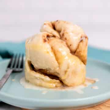 cinnamon roll mug cake