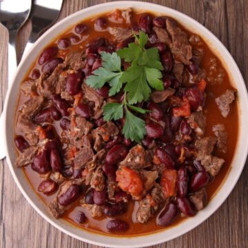 Weight Watchers chili with lean ground beef and kidney beans in a white bowl