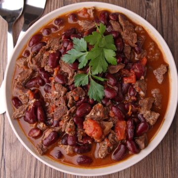 Weight Watchers chili with lean beef, kidney beans and diced tomatoes in a white bowl
